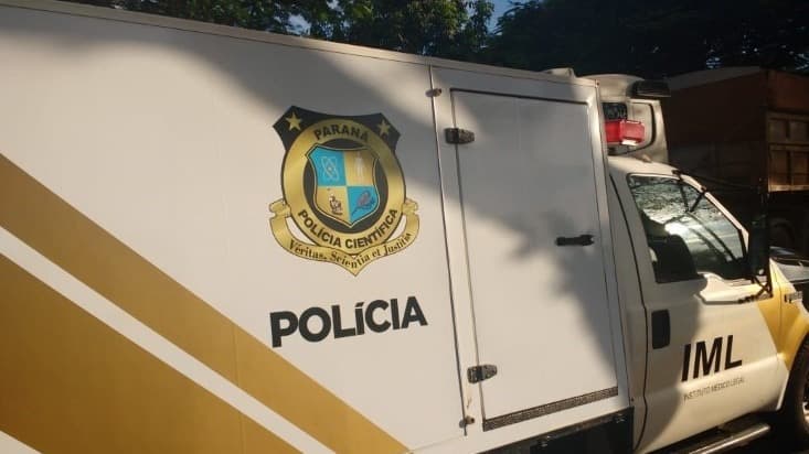 Mulher é encontrada morta com facas cravadas no pescoço em Perobal; versões contraditórias serão investigadas